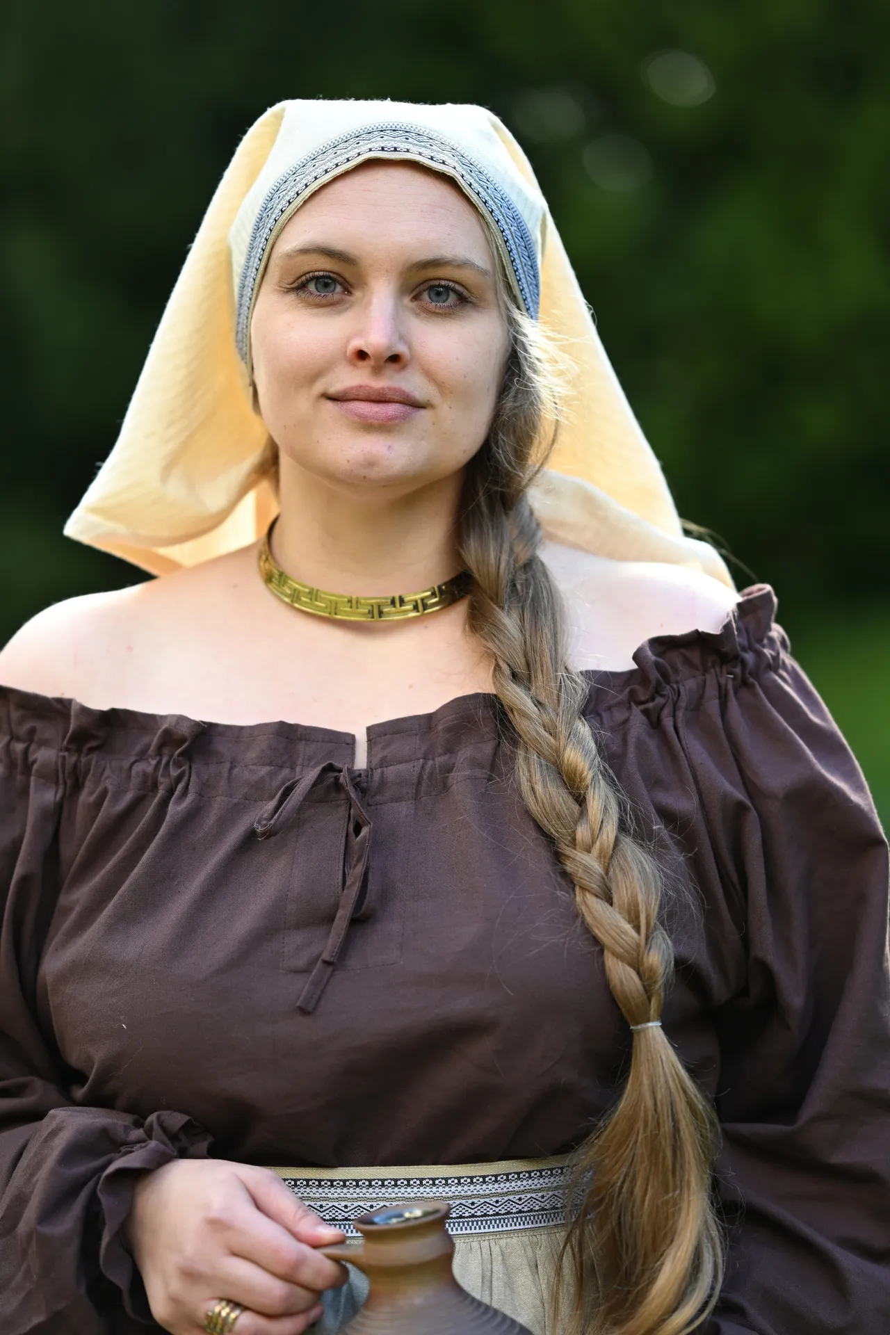 Mittelalter Kopftuch Florimel in Braun Frontansicht 3