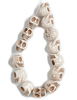 Piraten Totenkopf-Perle Karhet aus Resin in Beige Frontansicht 2