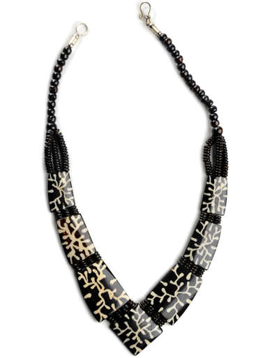 Wikinger Halskette Mundirosa aus Horn in Schwarz Frontansicht