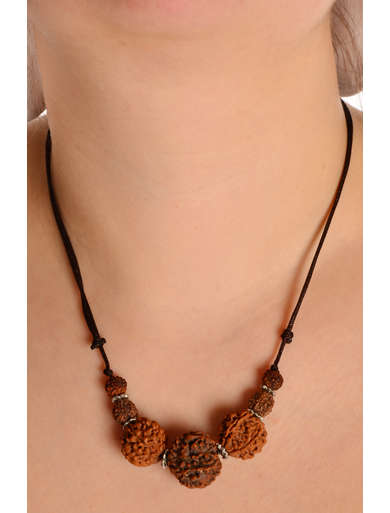 Mittelalter Halskette Liamere aus Rudrakshasamen in Beige Frontansicht 3