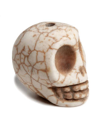 Piraten Totenkopf-Perle Karhet aus Resin in Beige Seitenansicht